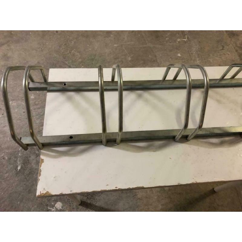 Porte vélos à fixer au sol