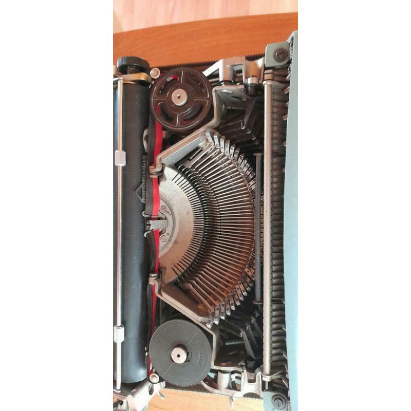 Typmachine OLLIVETI lettera 22