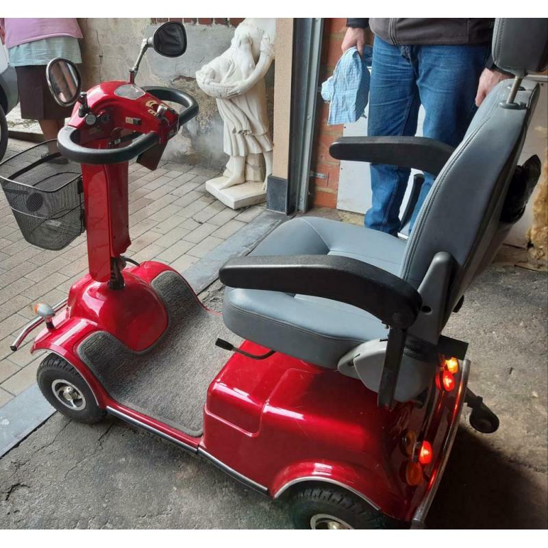 Merk E-matie 1, scooter rood, twee nieuwe batterijen
