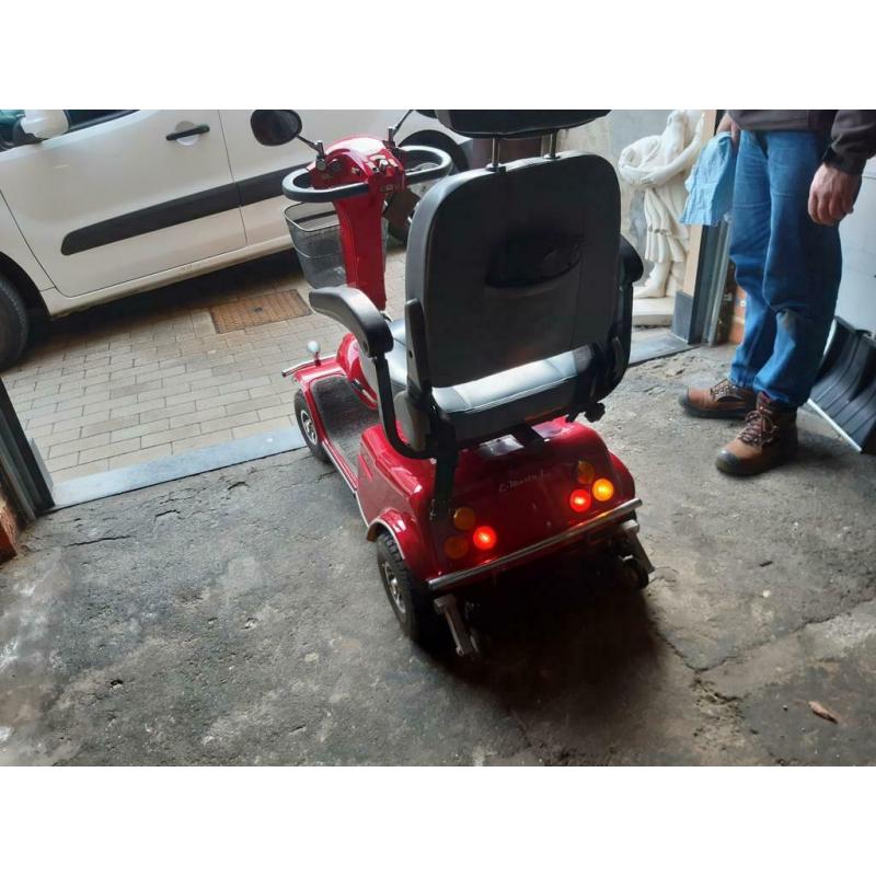 Merk E-matie 1, scooter rood, twee nieuwe batterijen