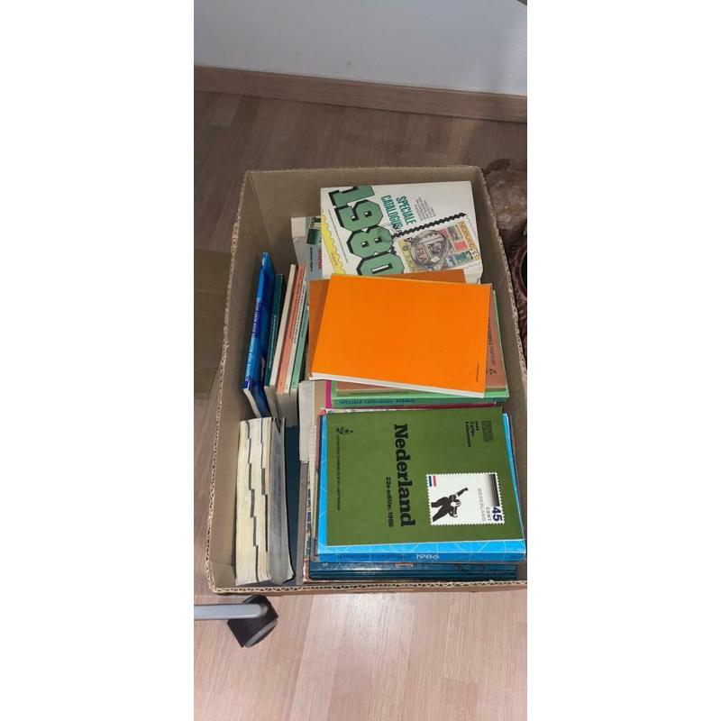 Boîte pleine de vieux livres