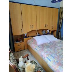Bed met wandkast, lattenbodem en matras
