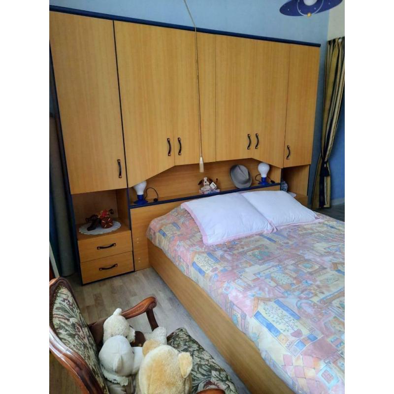 Bed met wandkast, lattenbodem en matras