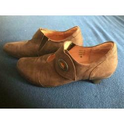 Mooie comfortabele beige leren schoenen 40