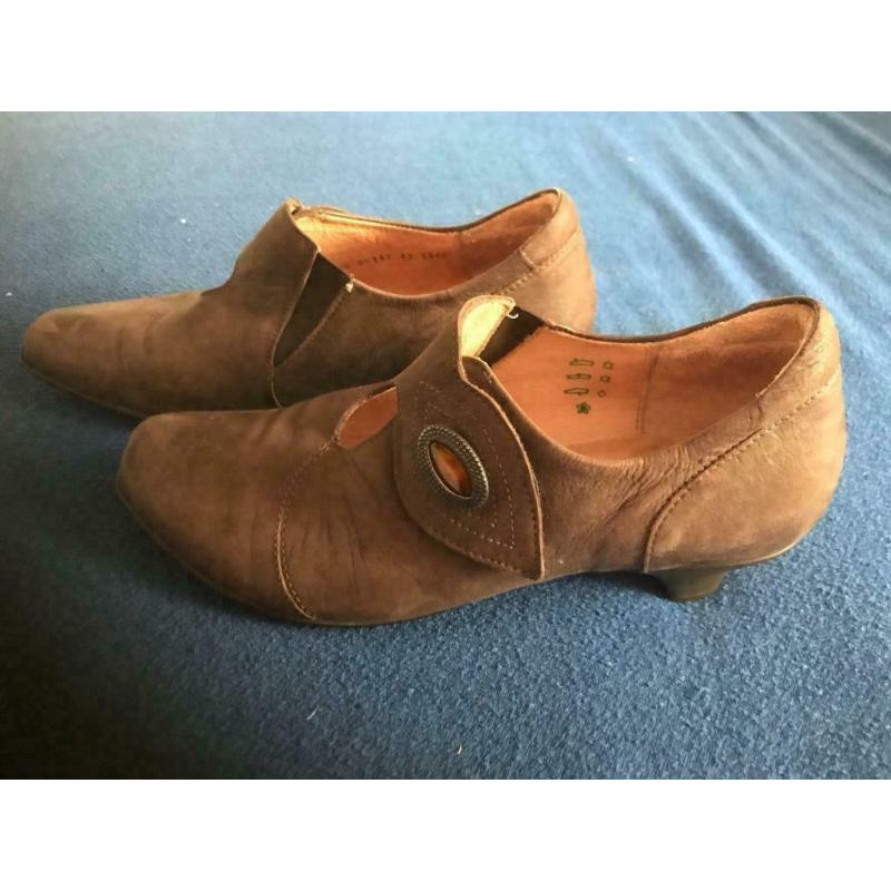 Mooie comfortabele beige leren schoenen 40