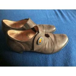 Mooie comfortabele beige leren schoenen 40