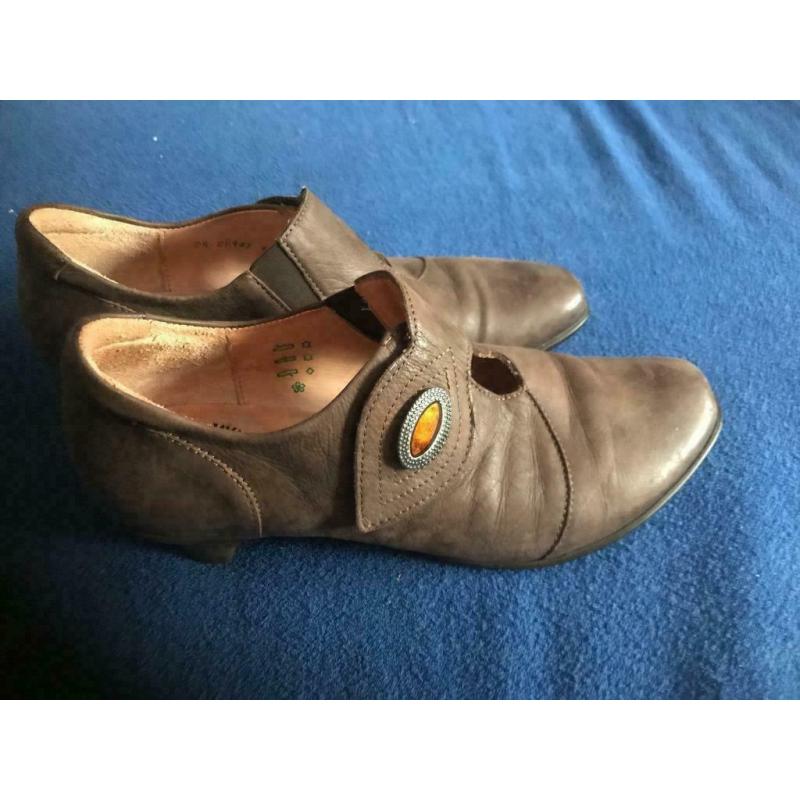 Mooie comfortabele beige leren schoenen 40
