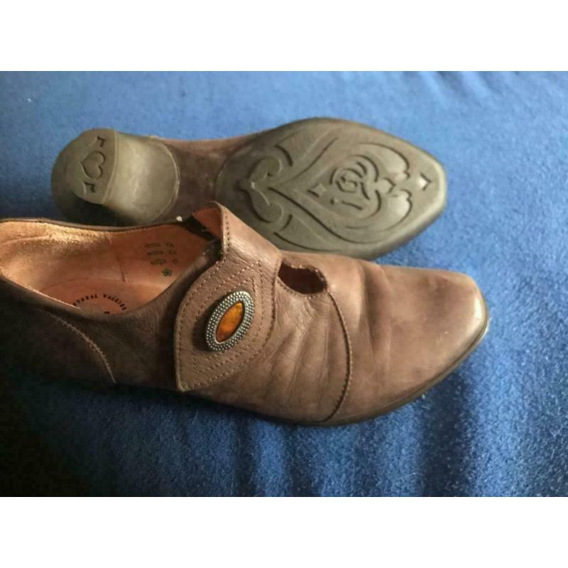 Mooie comfortabele beige leren schoenen 40