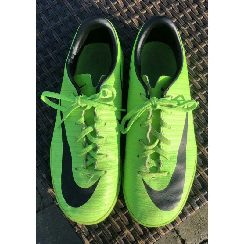 Chaussures football pour salle