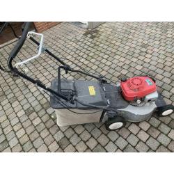 grasmaaier zelftrekker van het merk Honda